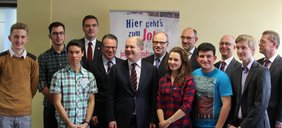 Gruppenbild mit Ehrengästen und Schülern